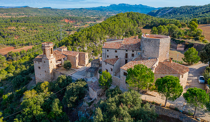 Castell-d'Orpi-i-església-de-Sant-Miquel-que-era-l'antiga-capella-del-castell_Qui-som_AdobeStock